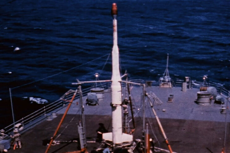 Rakieta X-17A oczekuje na start na wyrzutni na okręcie USS Norton Sound.