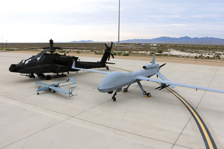 W US Army działają już połączone zespoły złożone z załogowych i bezzałogowych maszyn. Tworzą je śmigłowce bojoweAH-64E Apache oraz BSP RQ-7B Shadow 200 i MQ-1C Grey Eagle. Jednak opierają się one na innej koncepcji oraz rozwiązaniach technicznych pozwalających na współpracę – nie zastosowano w nich jeszcze AI i autonomii planowanych obecnie dla „lojalnych skrzydłowych” USAF.