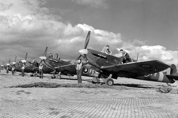 Piloci i obsługa naziemna ze 132. Sqn RAF pozują do wspólnego zdjęcia na lotnisku w Newchurch. Dywizjon został sformowany w lipcu 1941 r.