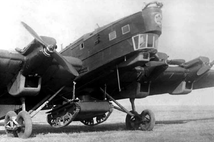 Samolot bombowo-transportowy TB-3 z podwieszonym pod kadłubem lekkim czołgiem pływającym T-37A.