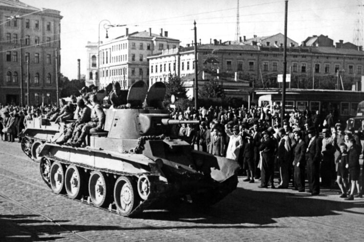Sowiecki czołg szybki BT-7 na ulicach Rygi; czerwiec 1940 r.