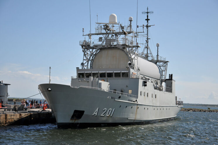 Szwedzki Orion zacumowany w bazie morskiej w Karlskronie. Jego czas dobiega końca, wkrótce zastąpi go Artemis.