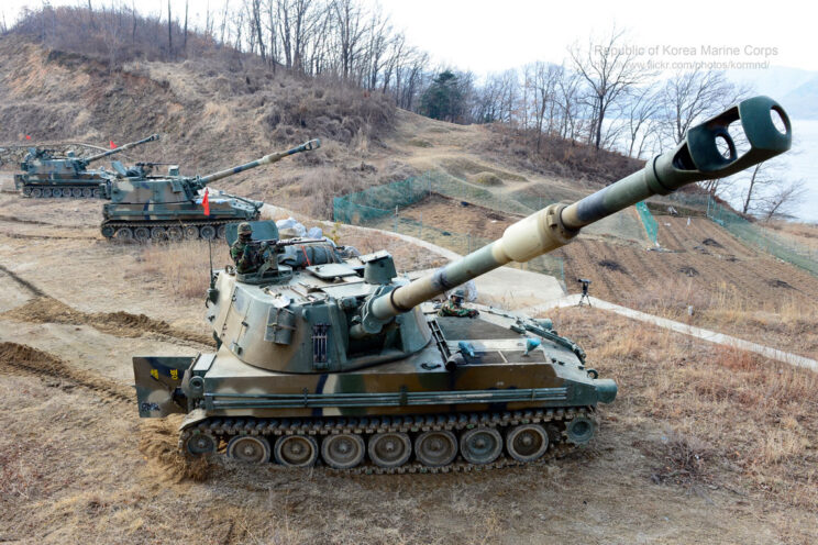 155 mm haubicoarmaty samobieżne K55, czyli licencyjne amerykańskie działa M109A2, których wytwarzanie przemysł obronny Republiki Korei opanował w latach 80.
