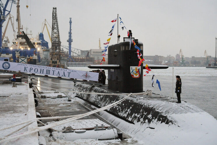31 stycznia 2024 r., podniesienie bandery na okręcie podwodnym B-586 Kronsztadt. To pierwsza seryjna Łada. Jej budowę rozpoczęto (sic!) prawie 19 lat temu, w lipcu 2005 r. Prace wstrzymano, po tym, kiedy okazało się, że projekt jest pełen wad. Reaktywacja produkcji według skorygowanego projektu nastąpiła w lipcu 2013 r. Media rosyjskie relacjonując przyjęcie jednostki do służby obwieściły, że rychło dołączy do Floty Północnej. W chwili zamykania tego wydania „Wojska i Techniki” wciąż cumowała w stoczni…