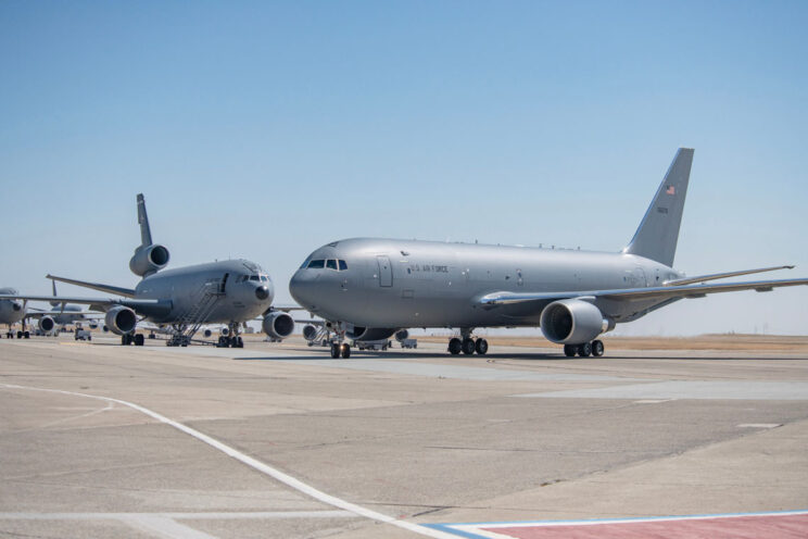 Drugi egzemplarz KC-46A, który został dostarczony do Travis AFB w Kalifornii 25 sierpnia 2023 r. W tle tankowce typu KC-10A Extender.