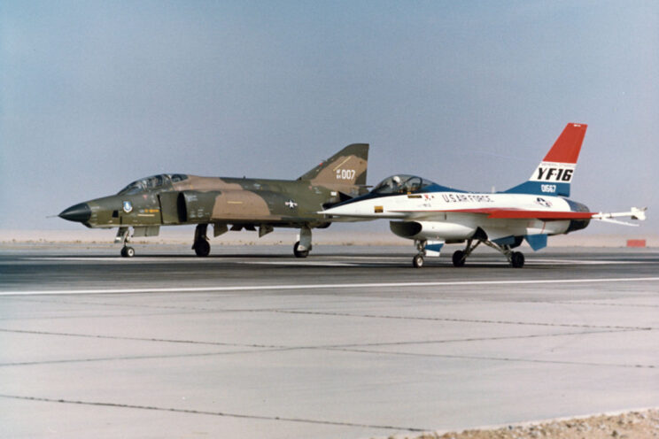 Wspólny start prototypu YF-16 nr 1 wraz z taktycznym samolotem rozpoznawczym RF-4C Phantom II podczas prób w Edwards AFB.