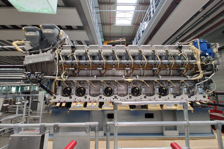 Jeden z czterech silników głównych Wichra jeszcze przed pomalowaniem w trakcie badań na hamowni w zakładzie Rolls-Royce Solutions w Friedrichshafen.
