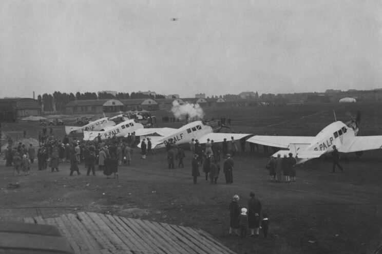 Pierwsze lotnisko Warszawy powstało w 1910 r. na Polach Mokotowskich, po udostępnieniu przez wojsko Imperium Rosyjskiego części poligonu kawalerii towarzystwu lotniczemu „Aviata”. Po 1919 r. lotnisko było wykorzystywane do celów: wojskowych, sportowych (Aeroklub Warszawski) i komunikacji lotniczej. Na zdjęciu samoloty Junkers F-13 na lotnisku Pole Mokotowskie; 26 wrzesień 1927 r.