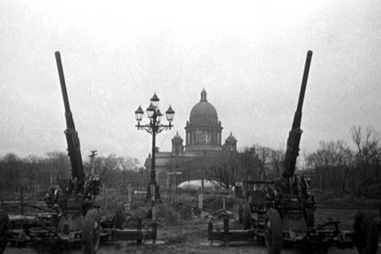 Sowieci spodziewali się, że Niemcy dokonają szybkiego ataku na Leningrad. Tymczasem Niemcy rozważali zajęcie miasta dopiero latem 1942 r., ale nigdy do tego nie doszło. Na zdjęciu 85 mm armaty przeciwlotnicze wz. 1939; Leningrad, listopad 1941 r.