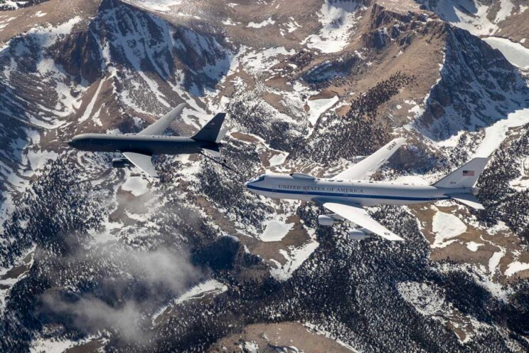 E-4B (73-1676) podczas pobierania dodatkowego paliwa z samolotu tankowania powietrznego Boeing KC-46A Pegasus w locie nad Południową Kalifornią; 4 kwietnia 2022 r.