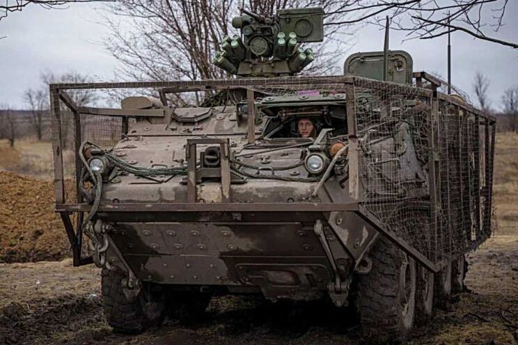 Amerykański transporter opancerzony M1126 Stryker z ekranami antydronowymi zamontowanymi na Ukrainie.