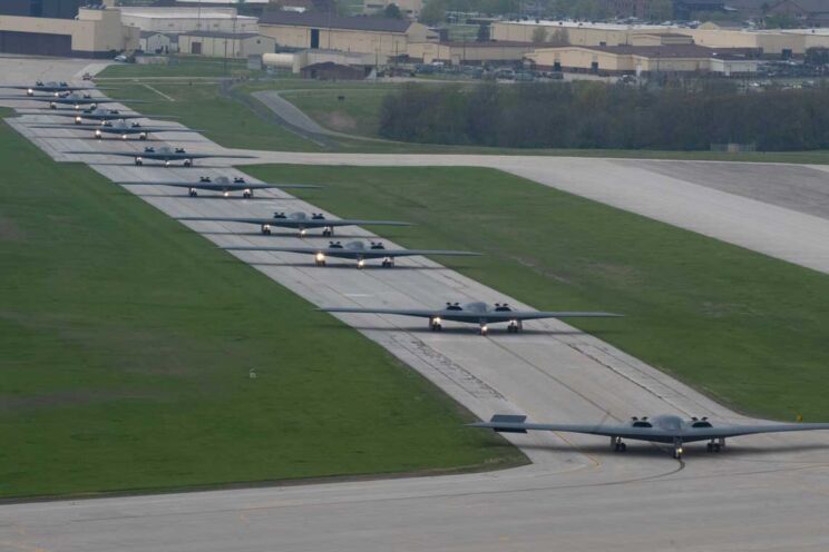 Dziesięć B-2A podczas demonstracji gotowości w Whiteman AFB w stanie Missouri; 15 kwietnia 2024 r. Wszystkie znajdują się na uzbrojeniu dywizjonu 393rd Bomb Squadron, który podlega skrzydłu 509th Bomb Wing.