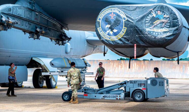 Podwieszanie na pylonie podskrzydłowym B-52H konwencjonalnego pocisku samosterującego AGM-158B JASSM; baza Barksdale AFB w Luizjanie, ćwiczenia „Bayou Warrior”, 10 czerwca 2024 r. Na bocznej owiewce na kadłubie widać antenę systemu AN/ARR-85 MRT, co oznacza że jest to egzemplarz mogący przenosić broń atomową.