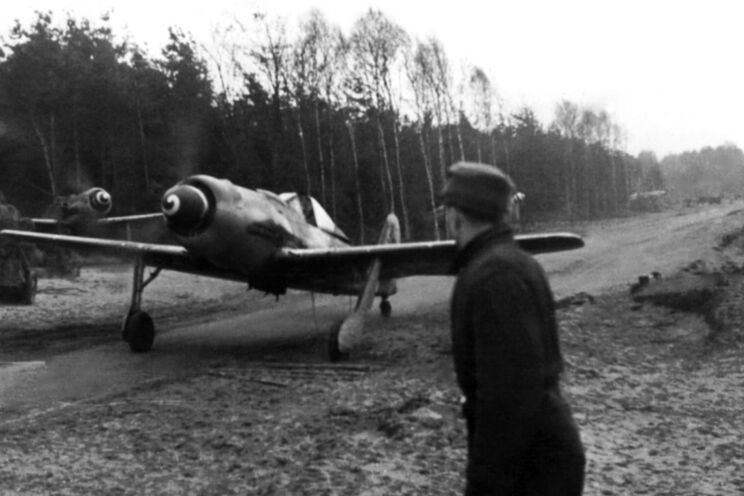 Fw 190 D-9 należący do 7./JG 26; lotnisko Nordhorn-Clausheide, luty 1945 r.