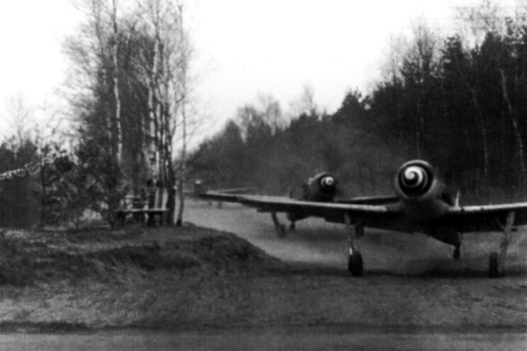 Kołujące na start myśliwce Fw 190 D-9 z 7./JG 26; luty 1945 r.