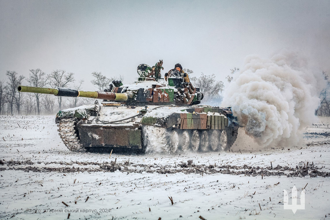 Czołg podstawowy PT-91M późniejszych serii produkcyjnych przekazany przez Polskę Siłom Zbrojnym Ukrainy. Zachował on kompletny pancerz ERAWA-1/-2, tylko za osłonami burtowymi z kaset ERAWA-1 dodano panel kaset Kontakt-1 na wysokości przedziału silnikowego.