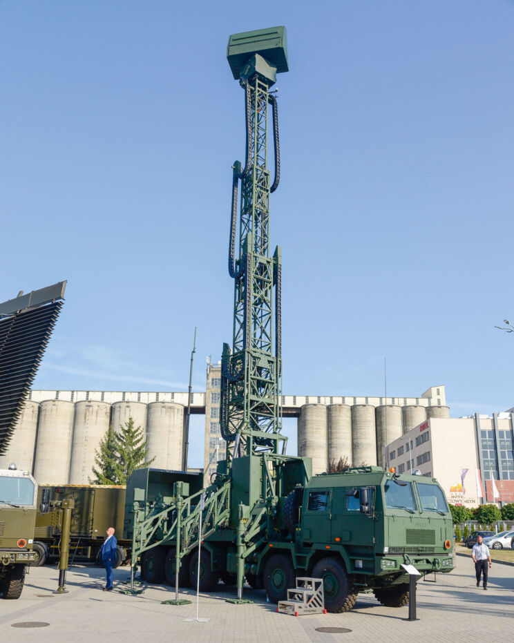 Największą, także dosłownie, premierą tegorocznego MSPO był prototyp Radaru Wielofunkcyjnego Kierowania Ogniem (RWKO) Sajna, powstającego jako główny środek radiolokacyjny ZROP KZ Narew.