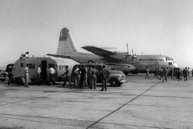 Drugi prototyp YC-130 krótko po wylądowaniu w Edwards AFB w Kalifornii; 23 sierpnia 1954 r. Większość prób w powietrzu YC-130 realizowana była w tej bazie, gdzie znajdowało się centrum testowe USAF.