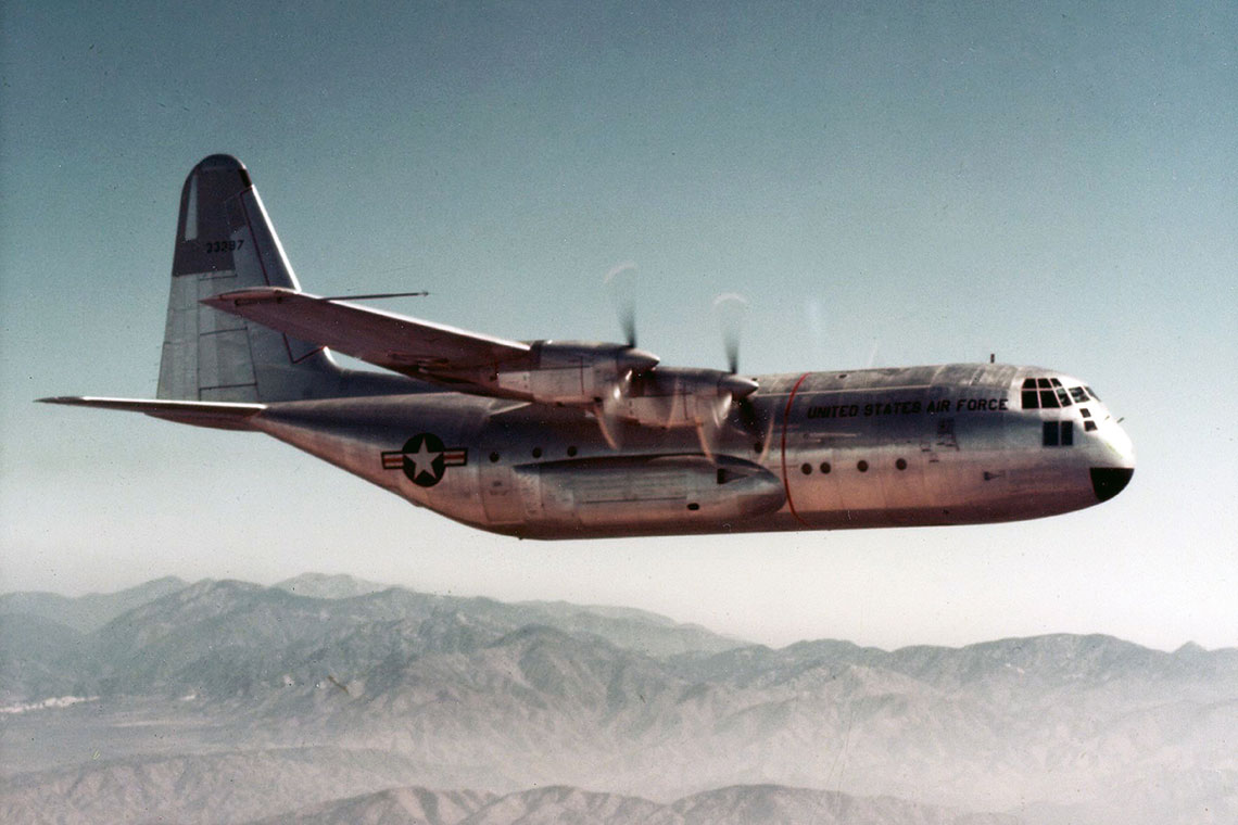 Dziewiczy lot, który YC-130 wykonał z Burbank do bazy amerykańskich sił powietrznych Edwards AFB, trwał 61 minut.