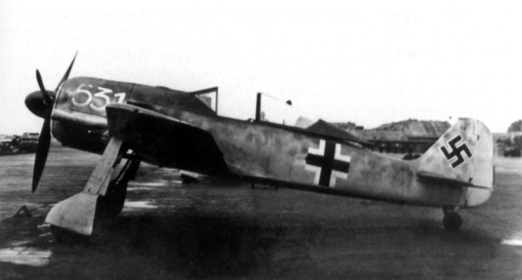 Focke-Wulf Fw 190 A-3/U7, W.Nr. 0531 przystosowany do prób wysokościowych. W wariancie tym masę startową modelu bazowego zmniejszono z 3850 kg do 3660 kg, uzyskano to poprzez wymontowanie pancerza osłaniającego pilota oraz kadłubowych karabinów maszynowych MG 17 kal. 7,92 mm.