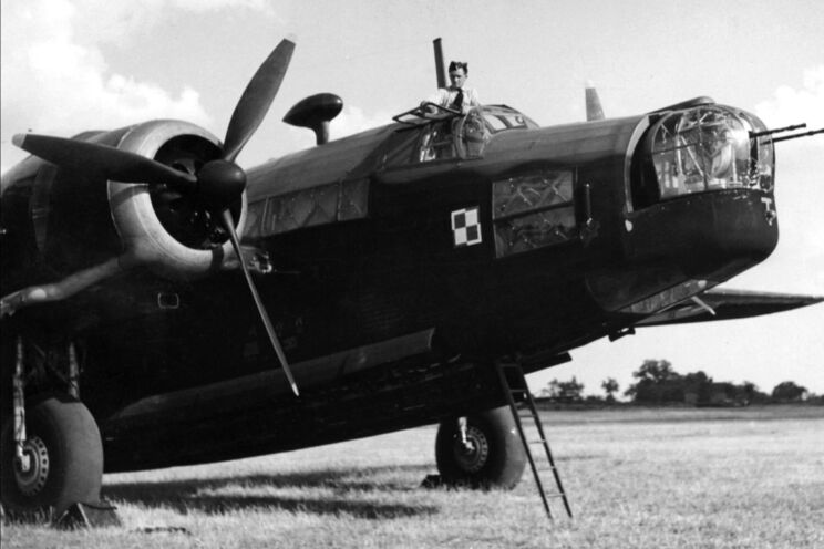 Samolot Vickers Wellington Mk IC z 304. Dywizjonu Bombowego „Ziemi Śląskiej”; Syerston, 1941 r. Ze względu na wysokie straty ponoszone w nalotach na III Rzeszę, w kwietniu 1942 r. dywizjon przeniesiono do Dowództwa Obrony Wybrzeża (RAF Coastal Command).